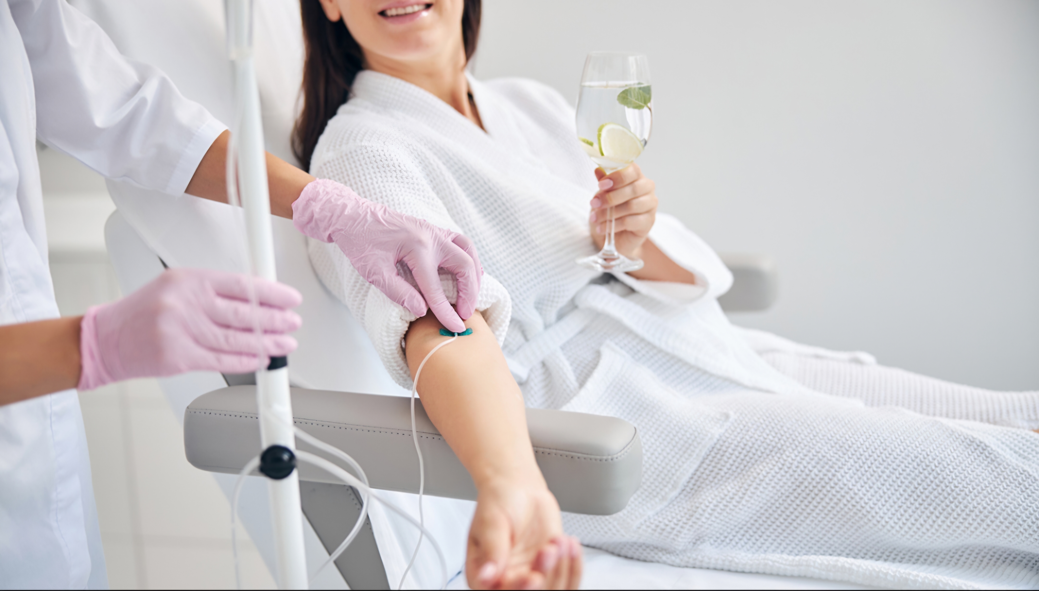 سرم تراپی در منزل تهران | وصل سرم شبانه روزی با اعزام فوری پرستار