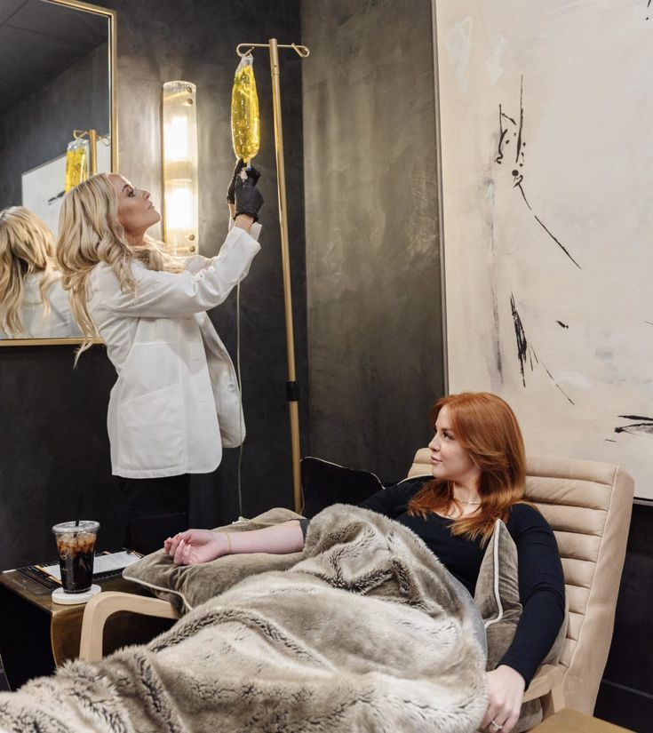 فصد خون در منزل اقدسیه با تیم حرفه‌ای کارن درمان و تجهیزات استریل