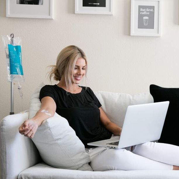 فصد خون در منزل فرشته با تیم حرفه‌ای کارن درمان و تجهیزات استریل